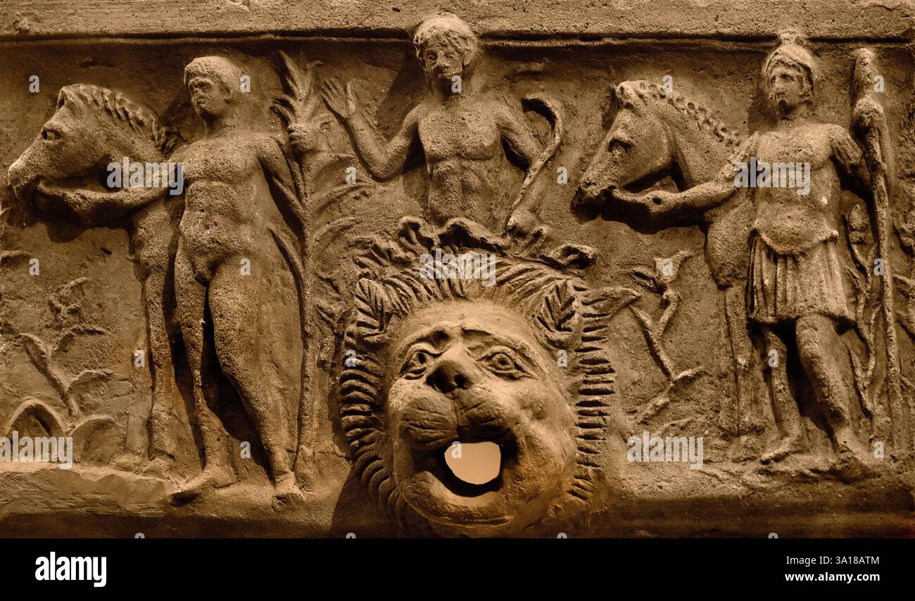 Rilievo architettonico con beccuccio d'acqua, Satyr tra i Dioskouroi, fine i secolo a.C. greco, Grecia, Museo di Belle Arti di 24,5 x 44 cm Budapest. ( I DIOSKOUROI (Dioscuri) erano gli dei gemellati, coronati da stelle, del fuoco di Sant'Elmo, una scarica elettrica che appare sul sartiame delle navi che portavano alla liberazione da una tempesta. Erano anche dei dell'equitazione e protettori di ospiti e viaggiatori. Foto Stock