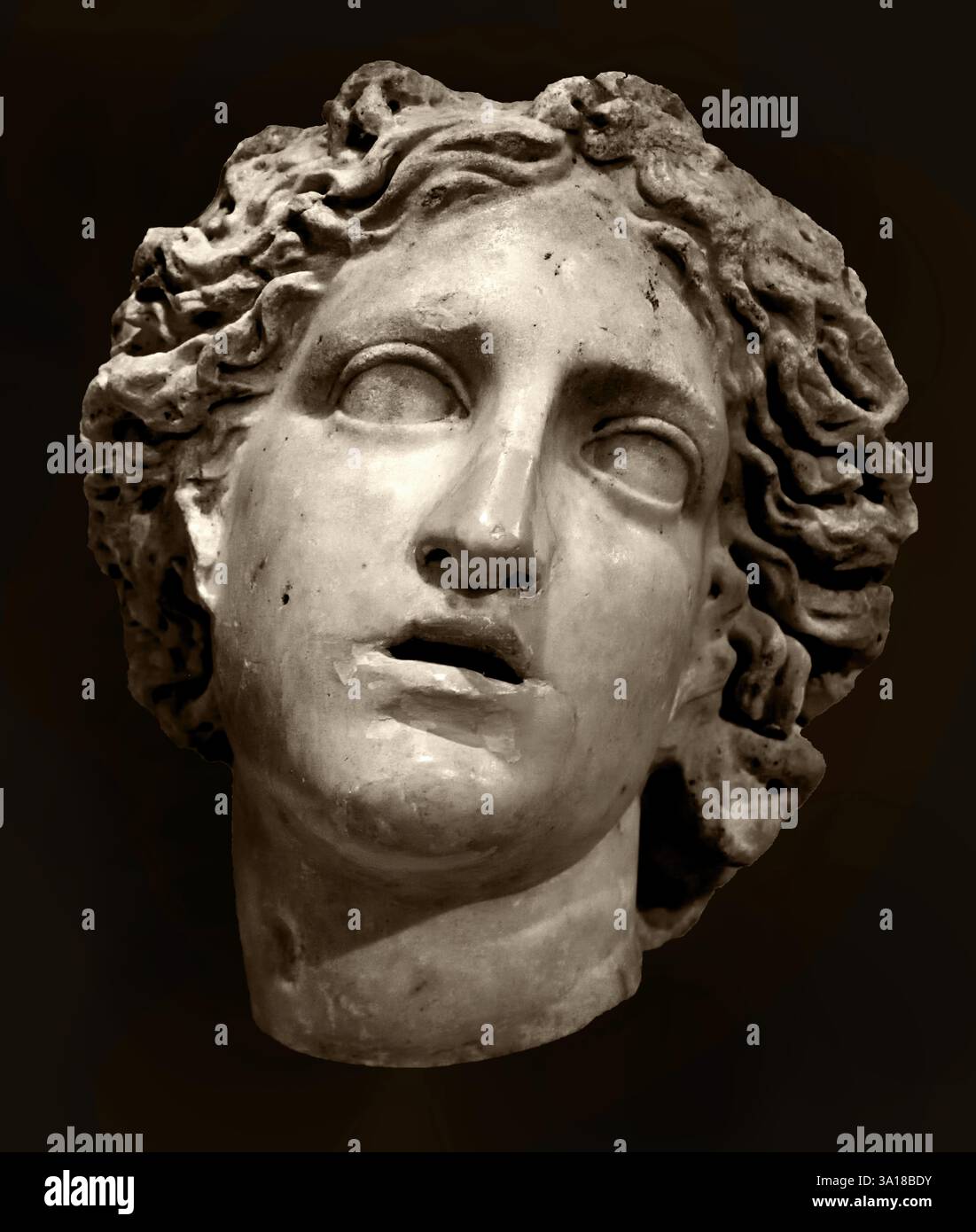 Testa femmina etrusca 150-100 a.C. (originale) intonaco 34 x 29 x 26 cm greco, greco, romano, Italia, ( la testa femminile calcarea è un frammento di una statua che potrebbe aver decorato un monumento funebre a forma di santuario ) Foto Stock