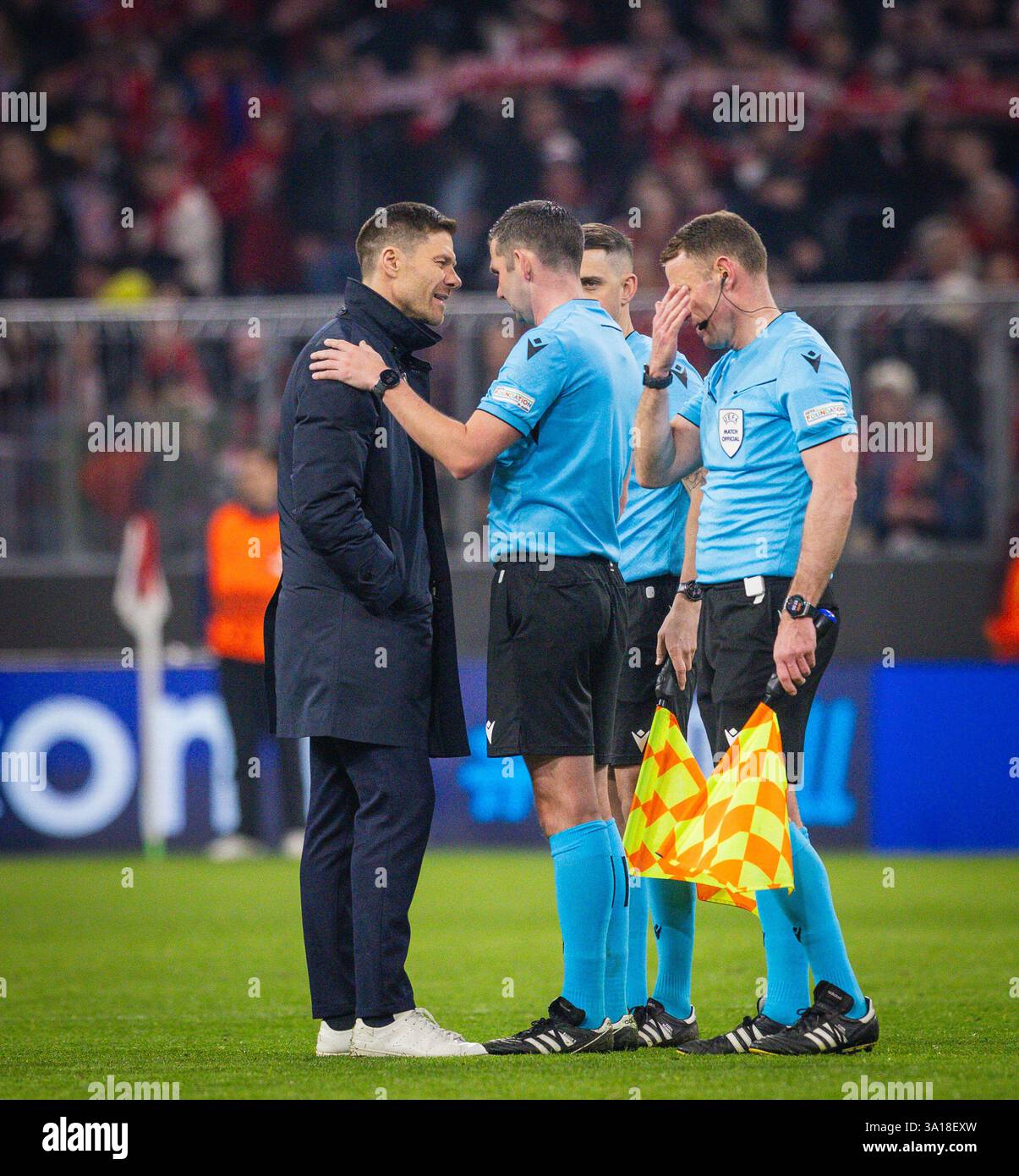 Monaco, Germania. 5 marzo 2025. Allenatore Xabi Alonso (Leverkusen) Schiedsrichter Michael Oliver FC Bayern München - Bayer Leverkusen 05.03.2025 poliziotto Foto Stock