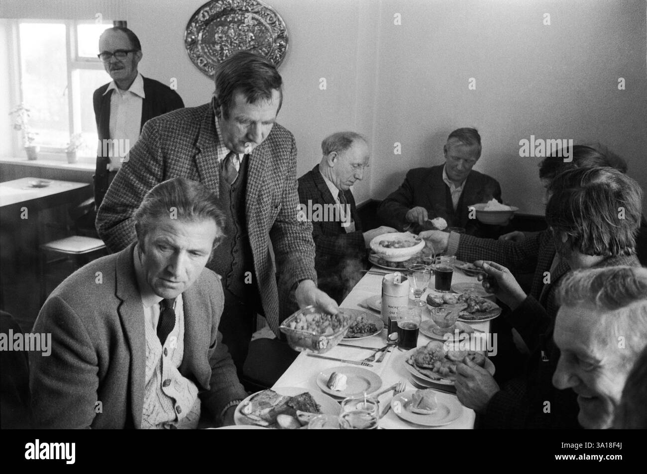 Laxton Jury Day e Court Leet. Laxton, Nottinghamshire Regno Unito anni '1970 Pranzo al Dovecote Inn dopo l'ispezione annuale del sistema agricolo medievale a campi aperti. Inghilterra 1973 HOMER SYKES Foto Stock