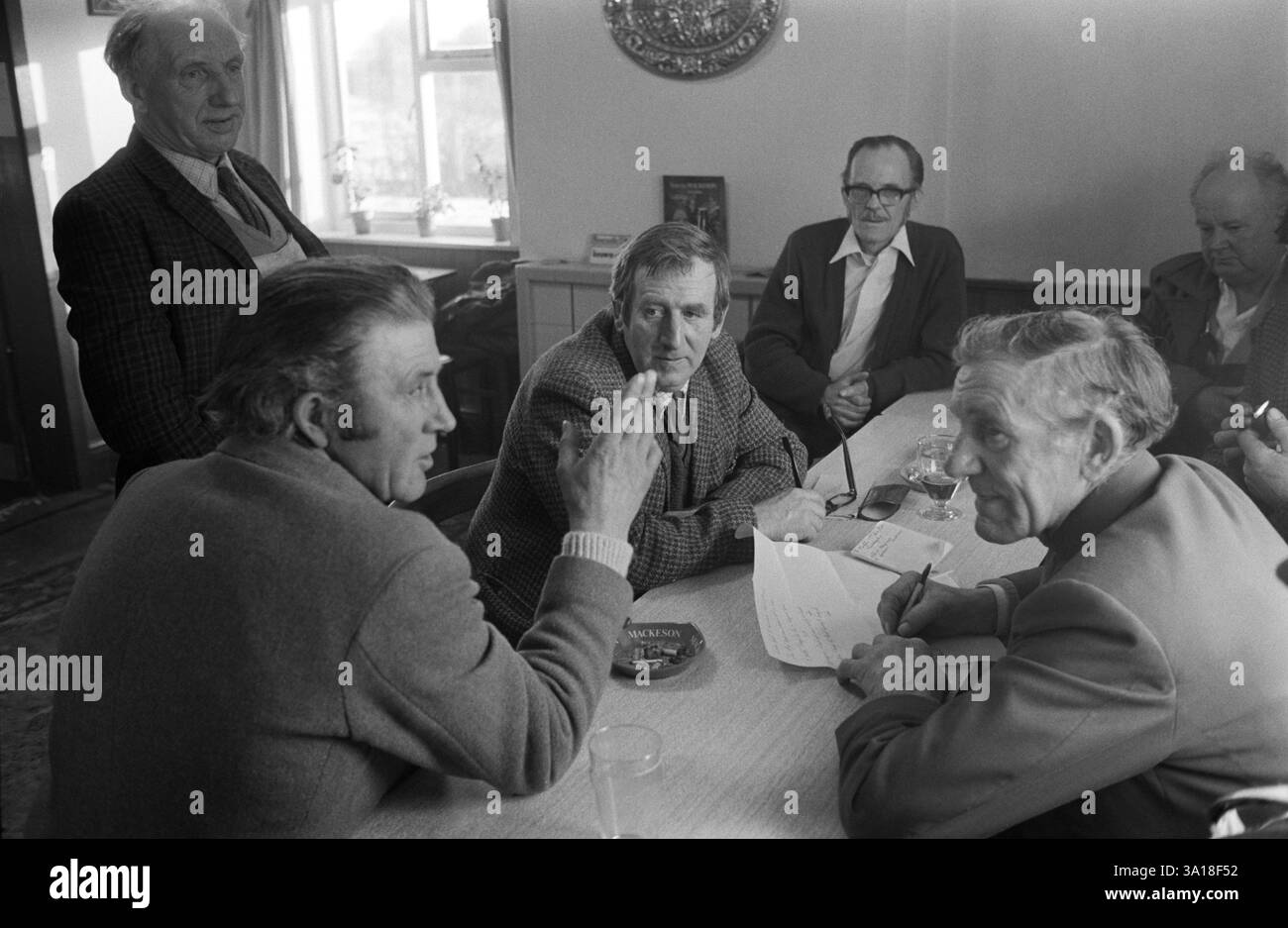 Laxton Jury Day e Court Leet. Laxton, Nottinghamshire Regno Unito anni '1970 Gli agricoltori e i giurati si incontrano al Dovecote Inn per discutere l'ispezione annuale del sistema agricolo medievale in campi aperti. Inghilterra 1973 HOMER Foto Stock