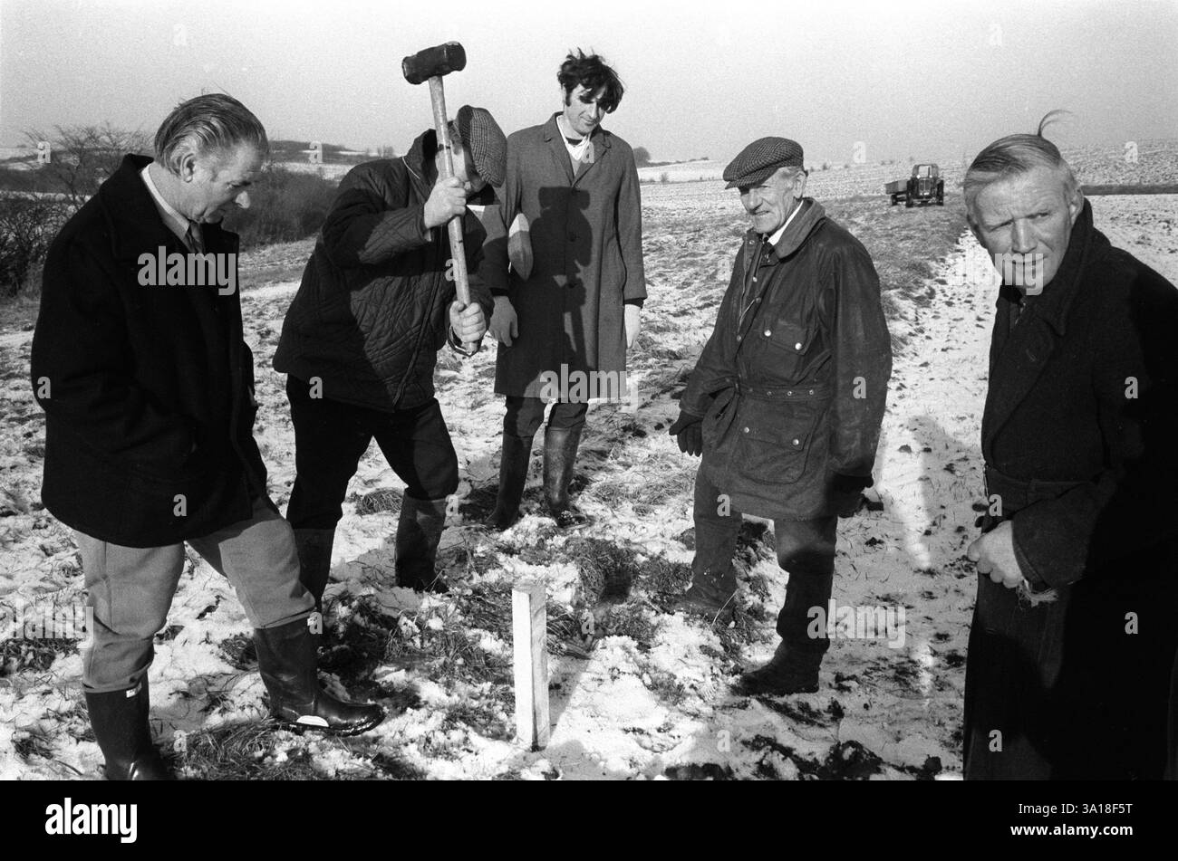 L'agricoltura britannica negli anni '1970 Laxton Jury Day e Court Leet. Agricoltori e uomini locali che sono giurati che ispezionano e puntellano le strisce di terra che compongono il sistema medievale di coltivazione a campi aperti che continua ad essere utilizzato a Laxton. Si svolge annualmente alla fine di novembre o alla prima settimana di dicembre. Laxton, Nottinghamshire Inghilterra 1973 HOMER SYKES Foto Stock