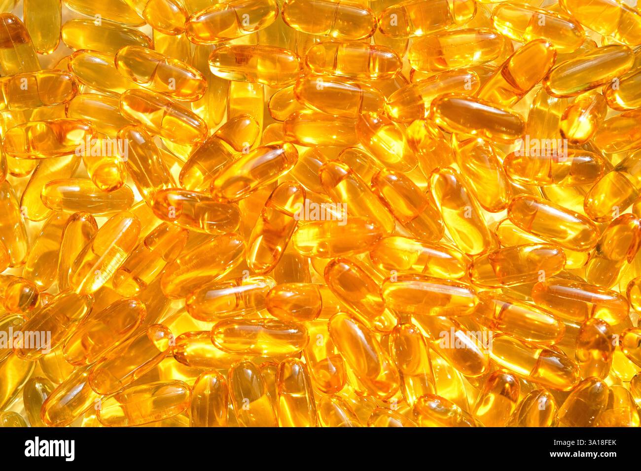 Capsule di olio di pesce con sfondo di omega 3 e vitamina D. Concetto di assistenza sanitaria. Foto di alta qualità Foto Stock