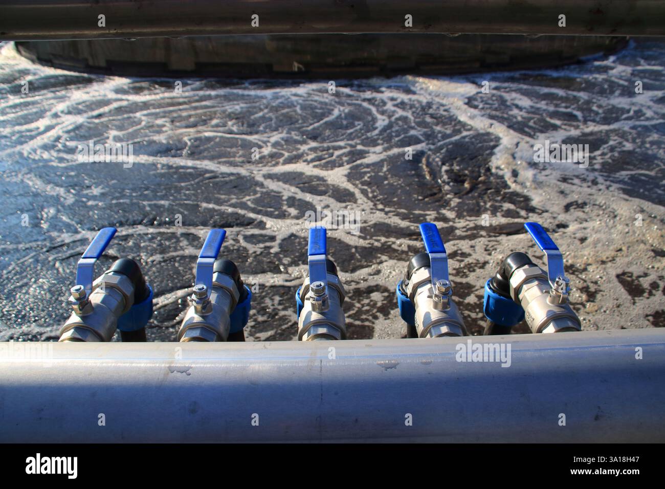Valvole per l'apertura e la chiusura del flusso d'aria in un impianto di trattamento delle acque reflue Foto Stock