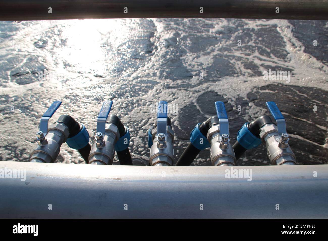 Valvole per l'apertura e la chiusura del flusso d'aria in un impianto di trattamento delle acque reflue Foto Stock