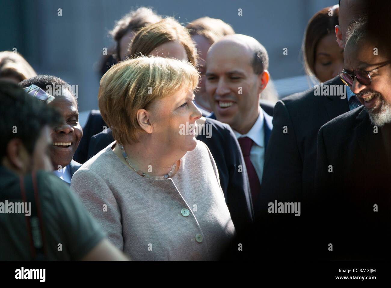 L'ex cancelliere tedesco Angela Merkel tiene la "Conferenza presidenziale" nella sala del Consiglio presso la sede dell'Organizzazione mondiale del commercio (OMC) a Ginevra, in Svizzera, il 7 marzo 2025. L'evento fa parte della serie di conferenze in corso dell'OMC, che presenta discussioni sul commercio globale, la politica economica e la cooperazione internazionale. Merkel si rivolge a un pubblico di diplomatici, funzionari commerciali e accademici, concentrandosi sulle sfide attuali nel sistema commerciale multilaterale e sul ruolo delle istituzioni internazionali nel mantenimento della stabilità economica. Foto Stock