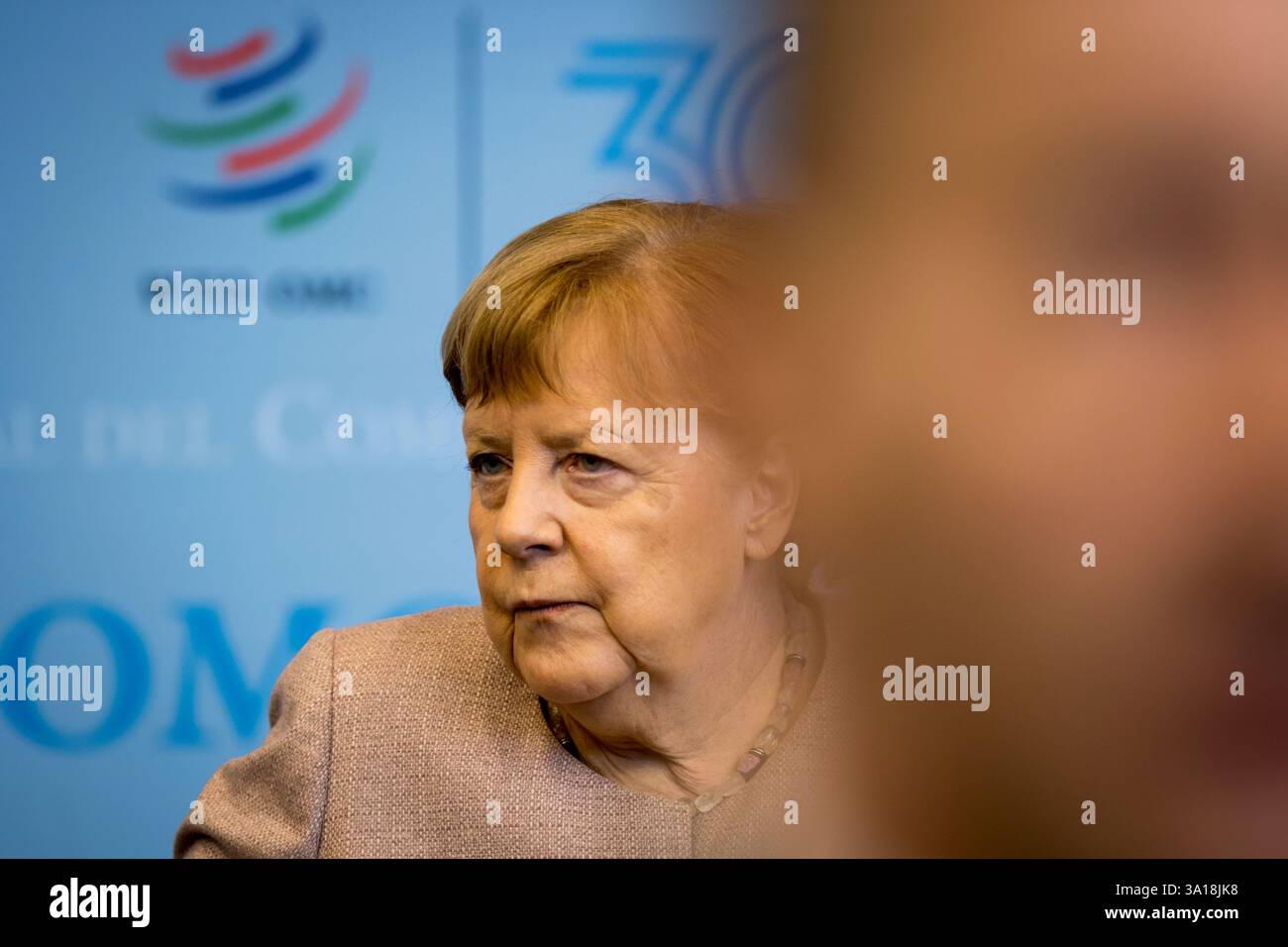 L'ex cancelliere tedesco Angela Merkel tiene la "Conferenza presidenziale" nella sala del Consiglio presso la sede dell'Organizzazione mondiale del commercio (OMC) a Ginevra, in Svizzera, il 7 marzo 2025. L'evento fa parte della serie di conferenze in corso dell'OMC, che presenta discussioni sul commercio globale, la politica economica e la cooperazione internazionale. Merkel si rivolge a un pubblico di diplomatici, funzionari commerciali e accademici, concentrandosi sulle sfide attuali nel sistema commerciale multilaterale e sul ruolo delle istituzioni internazionali nel mantenimento della stabilità economica. Foto Stock