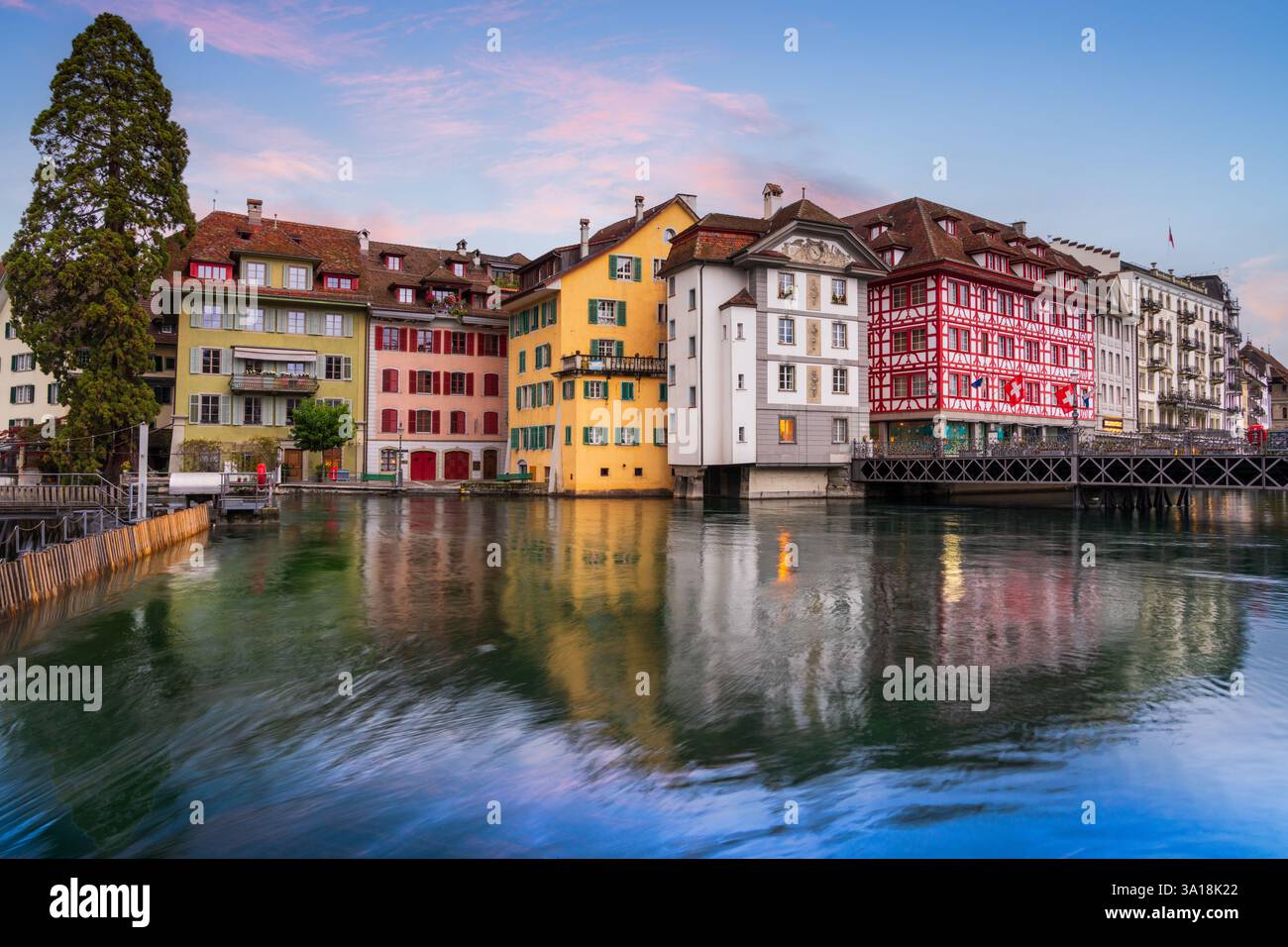Lucerna, Svizzera, sul fiume Reuss. Foto Stock