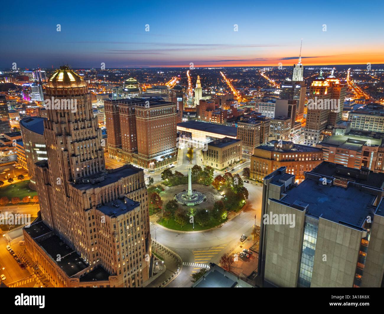 Buffalo, New York, Stati Uniti d'America, con vista dorata su Niagara Square. Foto Stock