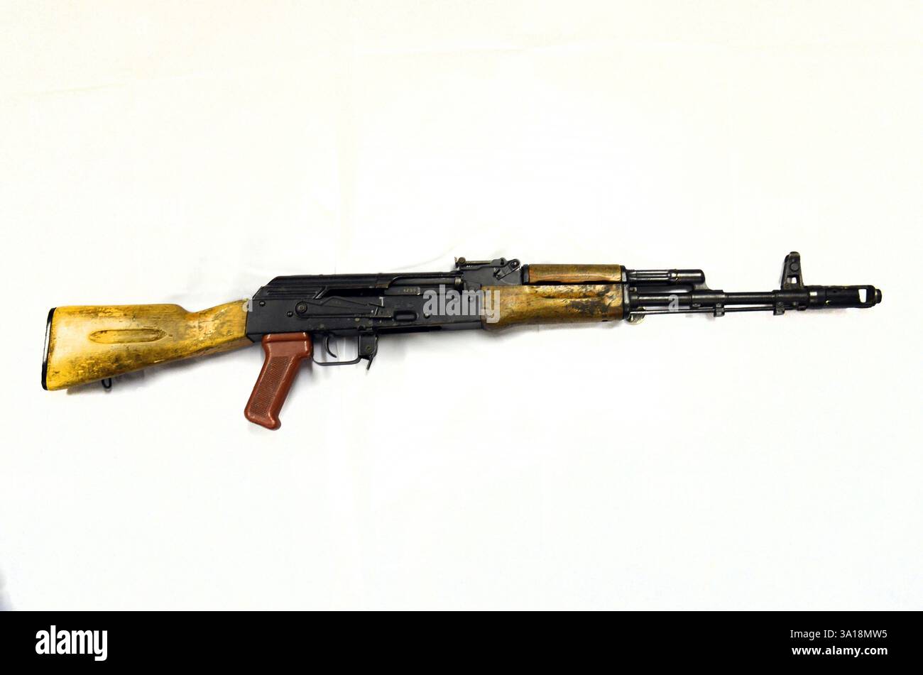 AK 74 5.54mm Federazione Russa, nuovo calibro, facilmente identificata dalla presenza di flash corrente eliminator Foto Stock