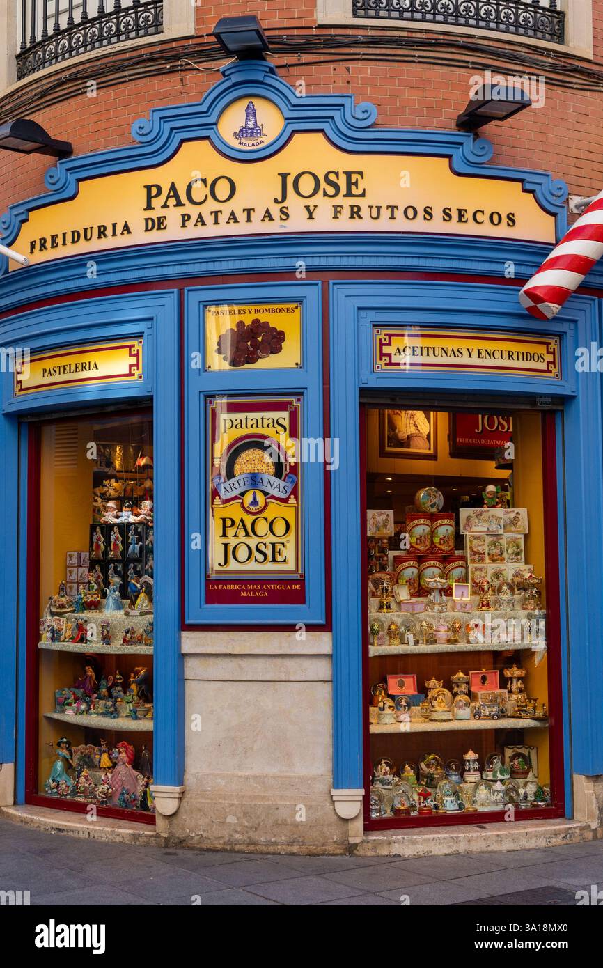 Un negozio colorato a Malaga, Spagna, che pubblicizza dolci, dolci e cibi a base di patate, invitano i passanti a concedersi delle prelibatezze locali. Foto Stock