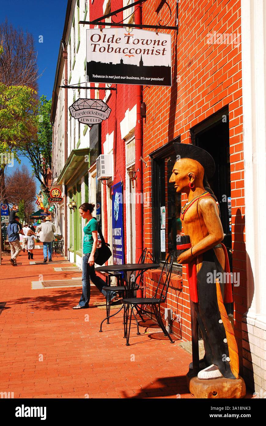 Un negozio di sigari di antiquariato Indian si trova all'esterno di un tabaccheria e di un negozio di fumo, oltre ai negozi e alle piccole aziende del centro di Fredericksburg, Virginia Foto Stock Un negozio di sigari di antiquariato Indian si trova all'esterno di un tabaccheria e di un negozio di fumo, oltre ai negozi e alle piccole aziende del centro di Fredericksburg, Virginia Foto Stock