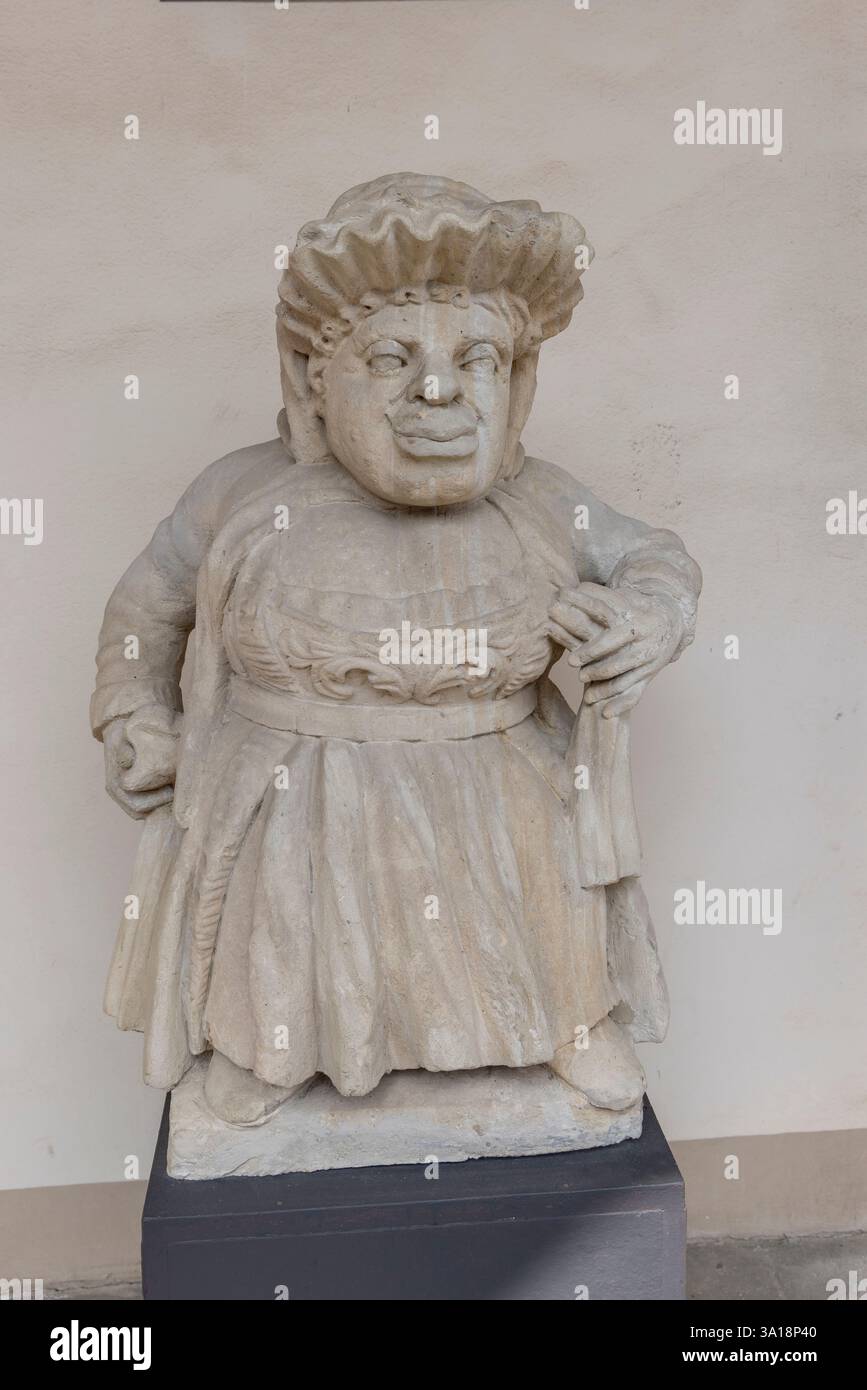 Ptuj, Slovenia - 4 settembre 2024: Sculture in pietra di nano provenienti da una villa barocca di Dornova in mostra nel castello medievale di Ptuj nella regione i della Stiria Foto Stock