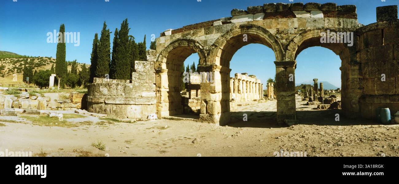 Rovine della città romana di Hierapolis a Pamukkale, Anatolia, regione dell'Anatolia centrale, Turchia Foto Stock