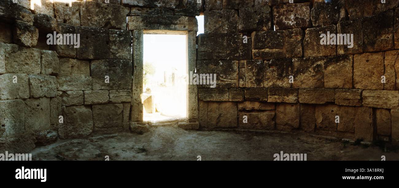 Vista panoramica delle rovine della città romana di Hierapolis a Pamukkale, Anatolia, regione dell'Anatolia centrale, Turchia Foto Stock