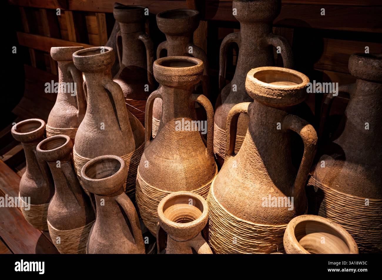 Antiche anfore etrusche con avvolgimento di corda in esposizione al Museo Rustico Foto Stock