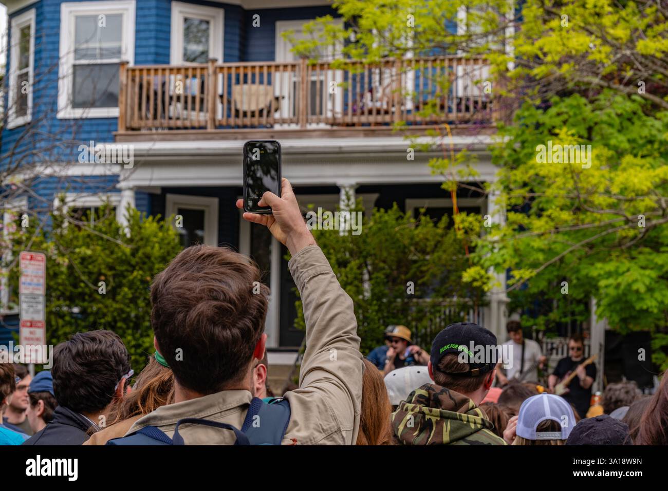 Somerville, Massachusetts, Stati Uniti - 11 maggio 2024: Festival musicale locale, Porchfest attira folle nei quartieri di tutta la città per ascoltare musica locale. Foto Stock
