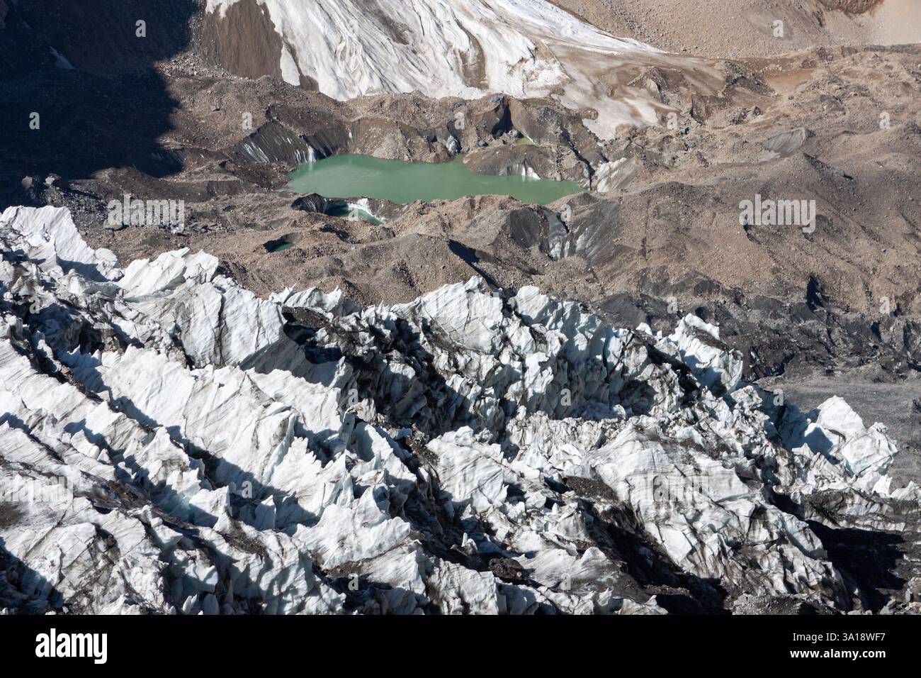 Ghiacciaio ghiacciato in Himalaya con morene e lago morenico verde. Paesaggio montano in Nepal vicino al campo base dell'Annapurna. Foto Stock