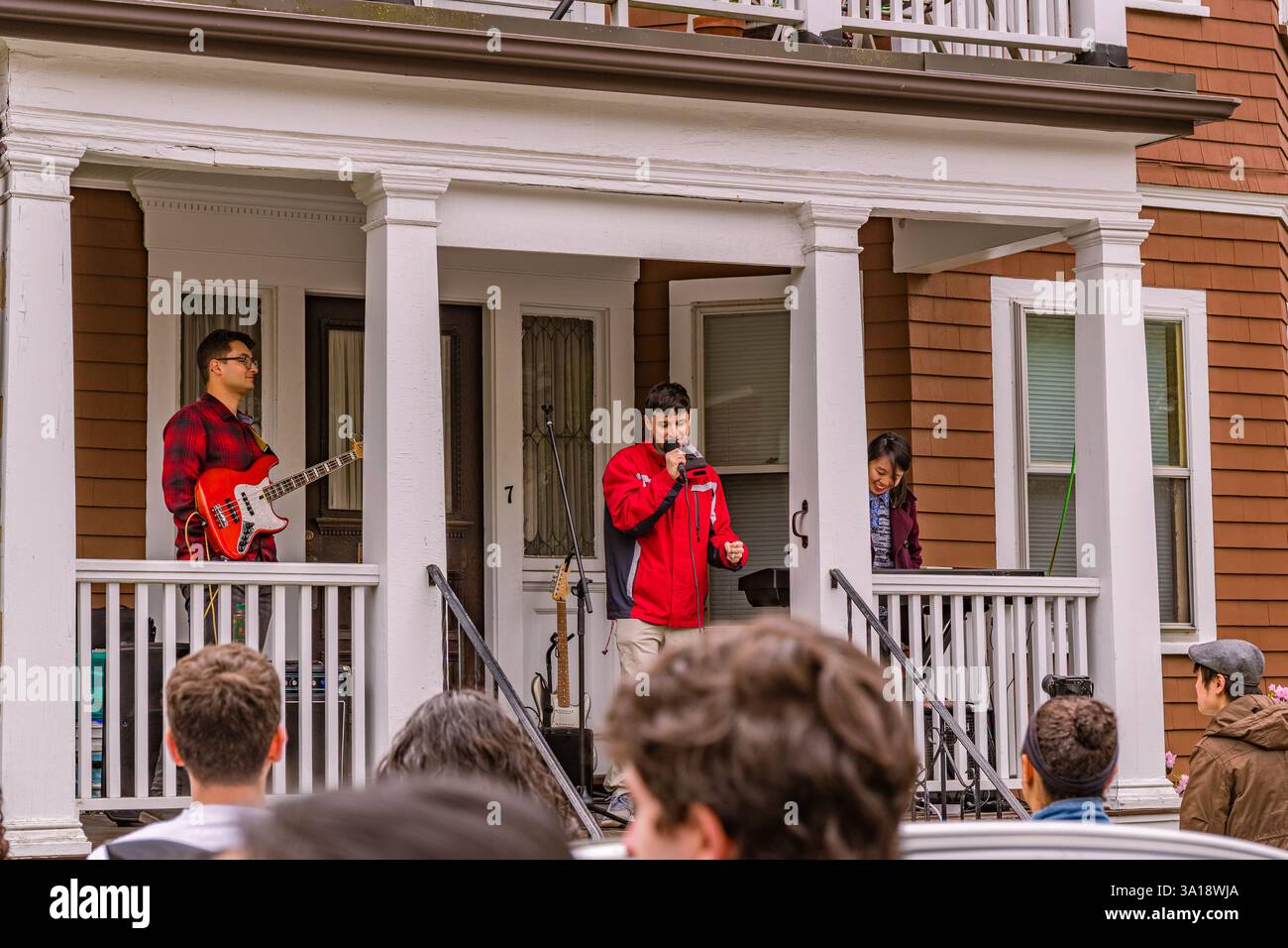 Somerville, Massachusetts, Stati Uniti - 11 maggio 2024: Festival musicale locale, Porchfest attira folle nei quartieri di tutta la città per ascoltare musica locale. Foto Stock Somerville, Massachusetts, Stati Uniti - 11 maggio 2024: Festival musicale locale, Porchfest attira folle nei quartieri di tutta la città per ascoltare musica locale. Foto Stock