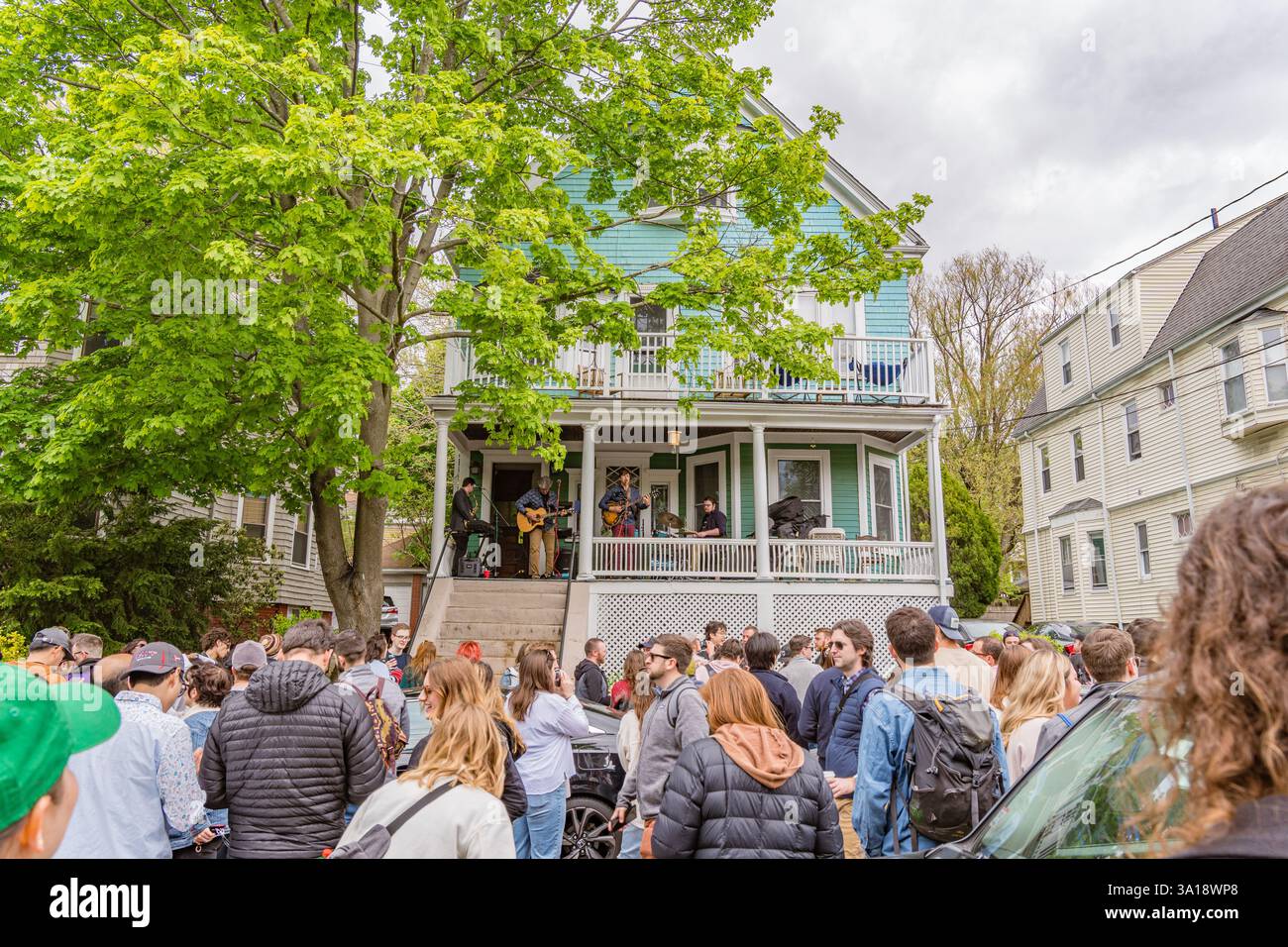 Somerville, Massachusetts, Stati Uniti - 11 maggio 2024: Festival musicale locale, Porchfest attira folle nei quartieri di tutta la città per ascoltare musica locale. Foto Stock Somerville, Massachusetts, Stati Uniti - 11 maggio 2024: Festival musicale locale, Porchfest attira folle nei quartieri di tutta la città per ascoltare musica locale. Foto Stock