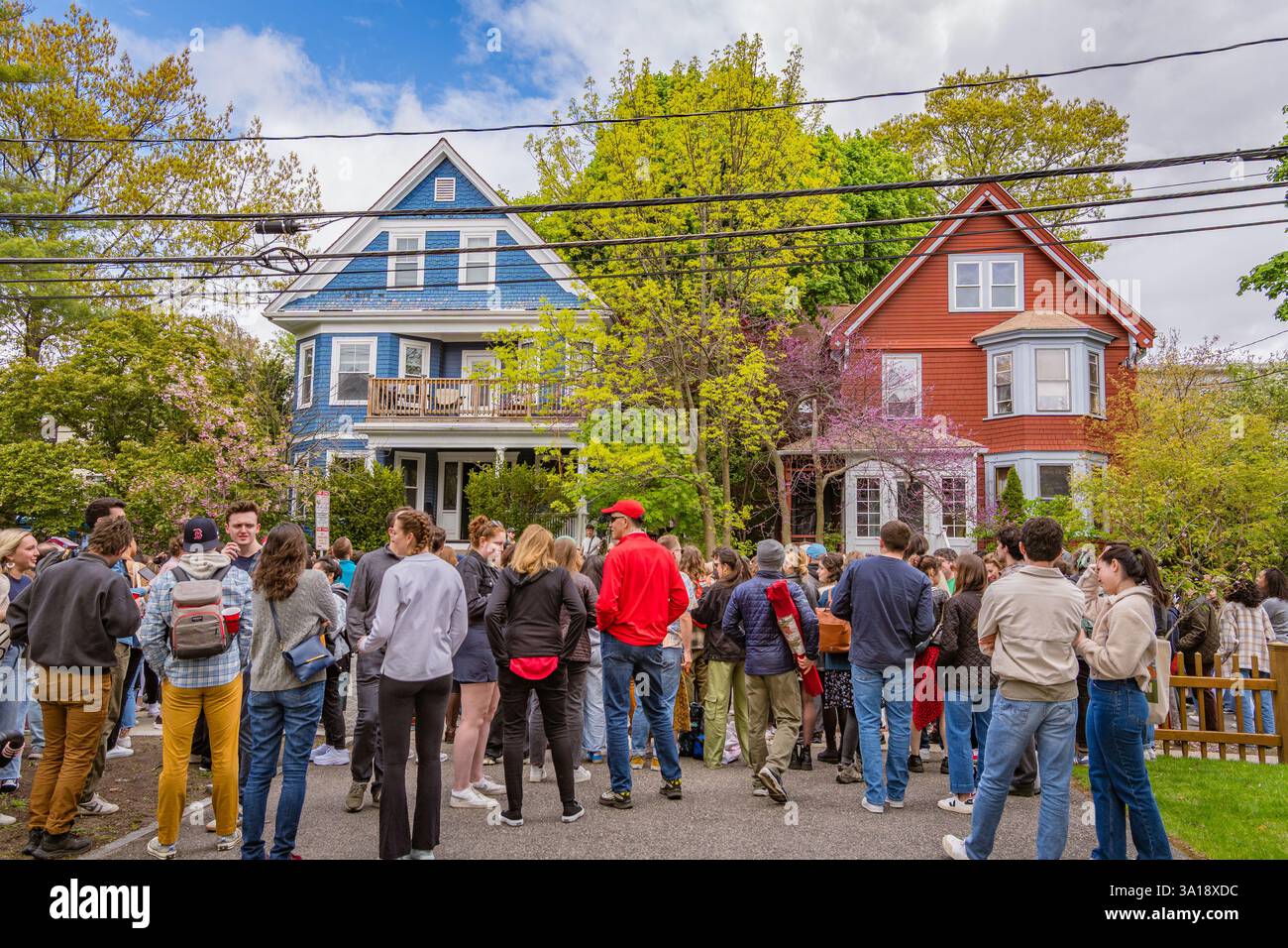 Somerville, Massachusetts, Stati Uniti - 11 maggio 2024: Festival musicale locale, Porchfest attira folle nei quartieri di tutta la città per ascoltare musica locale. Foto Stock Somerville, Massachusetts, Stati Uniti - 11 maggio 2024: Festival musicale locale, Porchfest attira folle nei quartieri di tutta la città per ascoltare musica locale. Foto Stock