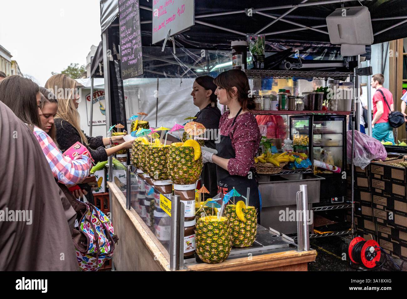 LONDRA, GRAN BRETAGNA - 20 SETTEMBRE 2014: Questo è un caffè esotico nella sezione della spesa del mercato di Portobello Road a Noting Hill durante un fine settimana. Foto Stock