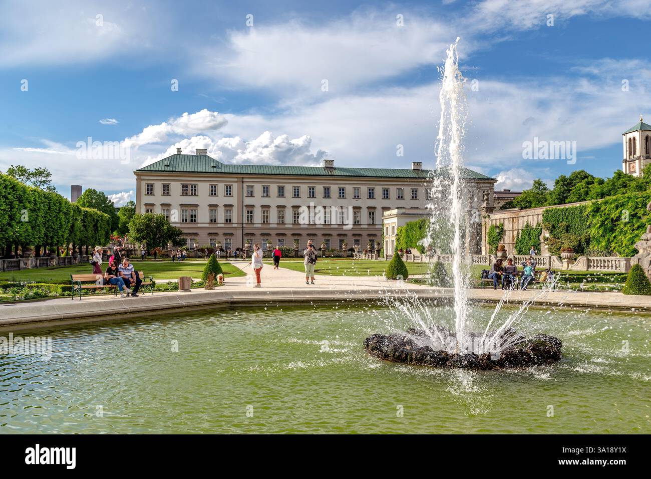 SALISBURGO, AUSTRIA - 24 MAGGIO 2014: Questa è la Fontana dei quattro elementi nel Parco Mirabell e il Palazzo Mirabell. Foto Stock