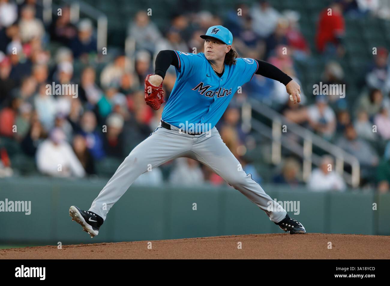 North Port FL USA; il lanciatore dei Miami Marlins Ryan Weathers (35) lancia un campo durante una partita di allenamento primaverile della MLB contro gli Atlanta Braves al CoolToday Park. I Braves e i Marlins giocarono a un pareggio di 1-1. (Kim Hukari/immagine dello sport) Foto Stock