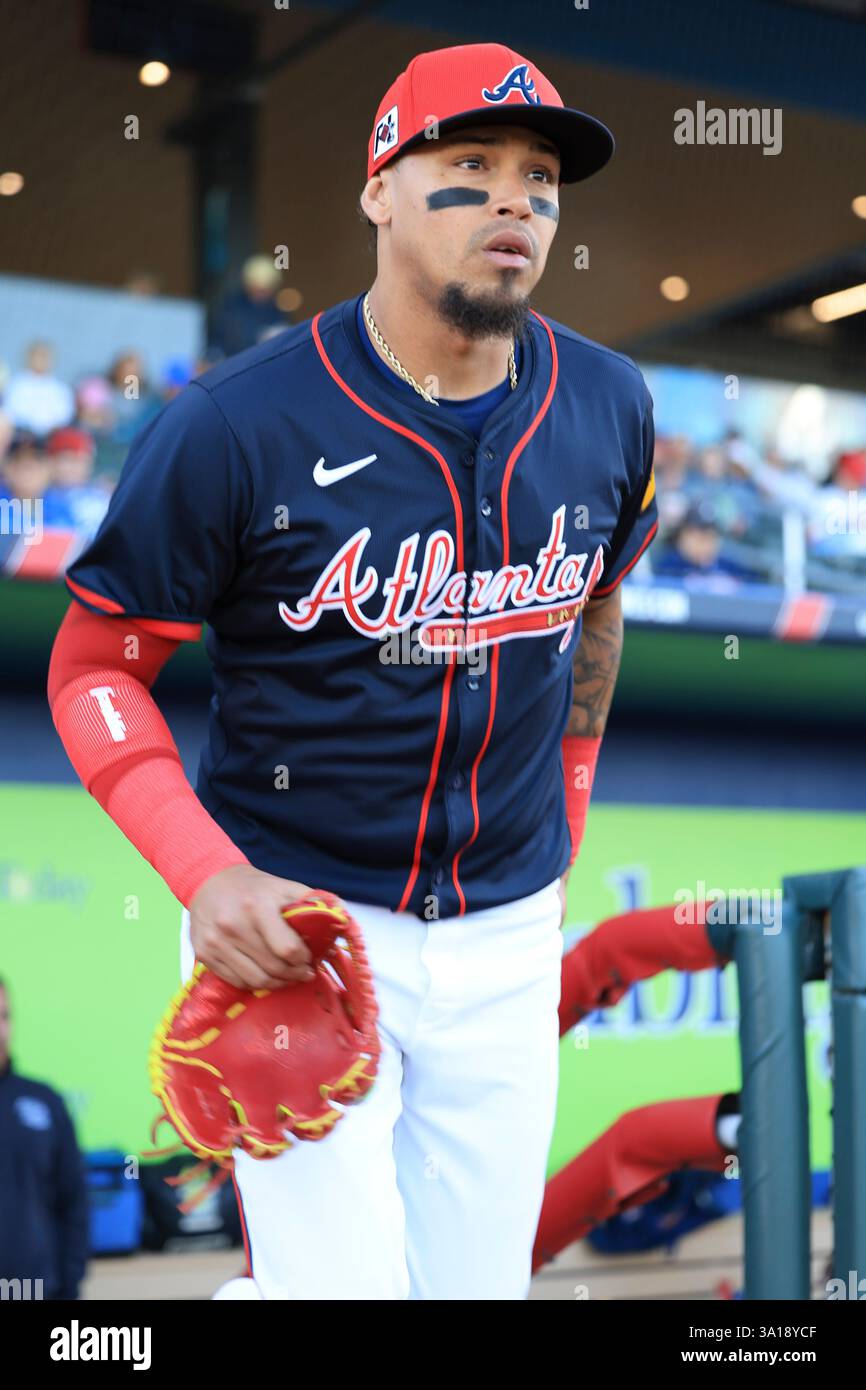 North Port FL USA; l'interbase degli Atlanta Braves Orlando Arcia (11) si dirige in campo durante una partita di allenamento primaverile della MLB contro gli Atlanta Braves al CoolToday Park. I Braves e i Marlins giocarono a un pareggio di 1-1. (Kim Hukari/immagine dello sport) Foto Stock