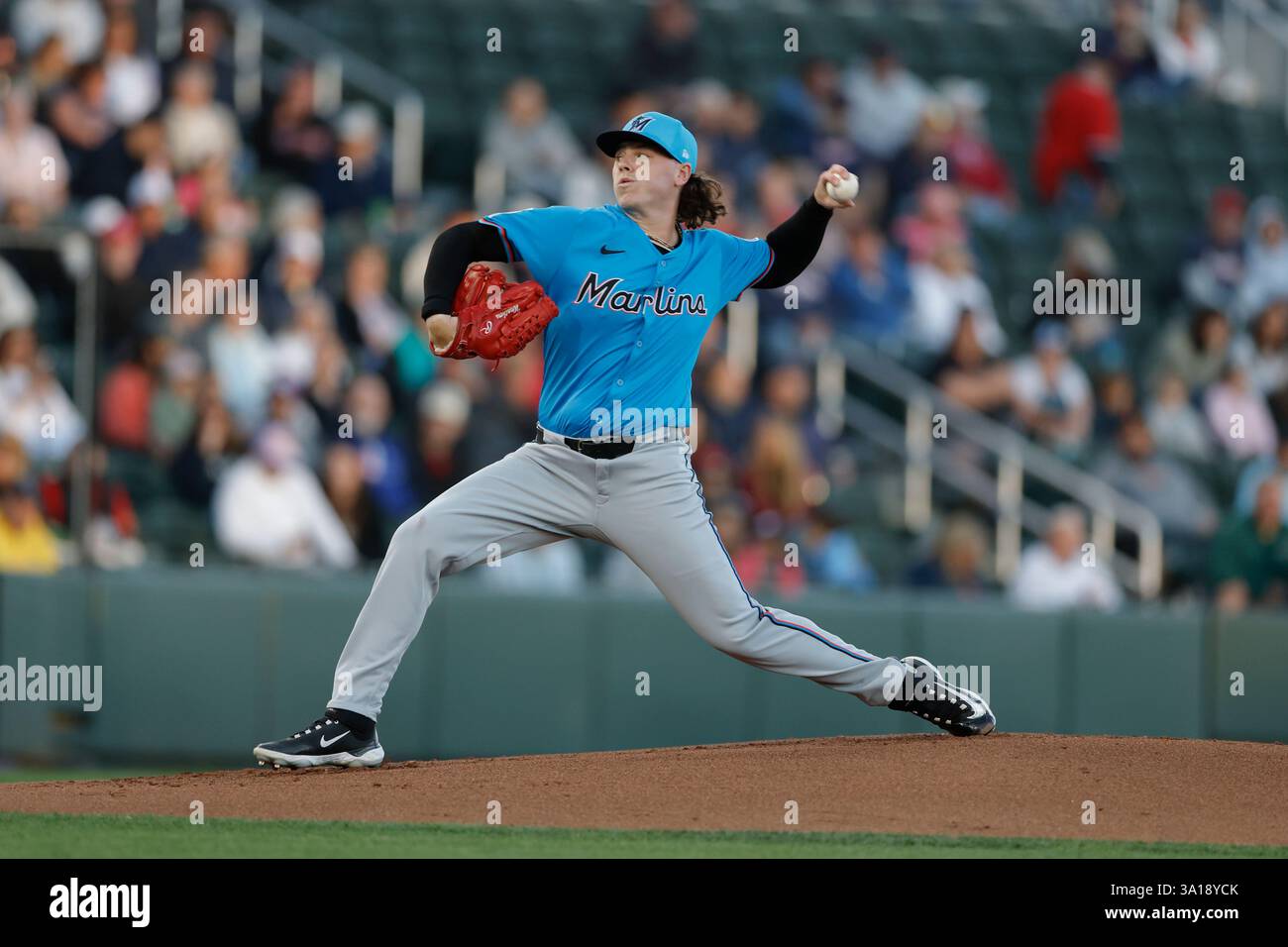North Port FL USA; il lanciatore dei Miami Marlins Ryan Weathers (35) lancia un campo durante una partita di allenamento primaverile della MLB contro gli Atlanta Braves al CoolToday Park. I Braves e i Marlins giocarono a un pareggio di 1-1. (Kim Hukari/immagine dello sport) Foto Stock
