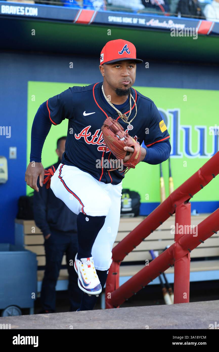 North Port FL USA; la seconda base degli Atlanta Braves Ozzie Albies (1) corre fuori per scendere in campo durante una partita di allenamento primaverile della MLB contro i Miami Marlins al CoolToday Park. I Braves e i Marlins giocarono a un pareggio di 1-1. (Kim Hukari/immagine dello sport) Foto Stock