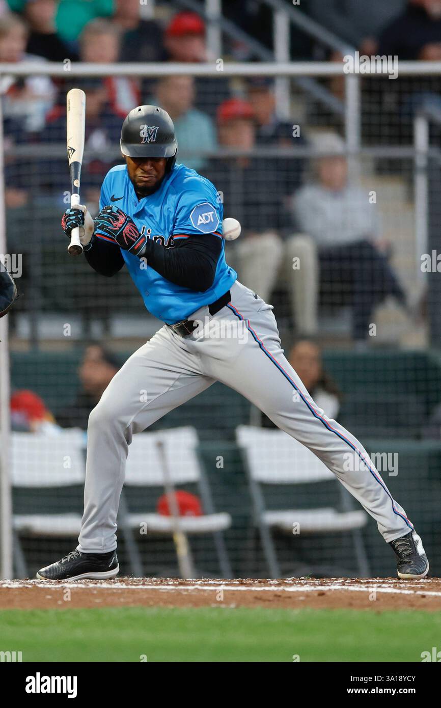 North Port FL USA; la seconda base dei Miami Marlins otto Lopez (6) viene colpita da un campo durante una partita di allenamento primaverile della MLB contro gli Atlanta Braves al CoolToday Park. I Braves e i Marlins giocarono a un pareggio di 1-1. (Kim Hukari/immagine dello sport) Foto Stock