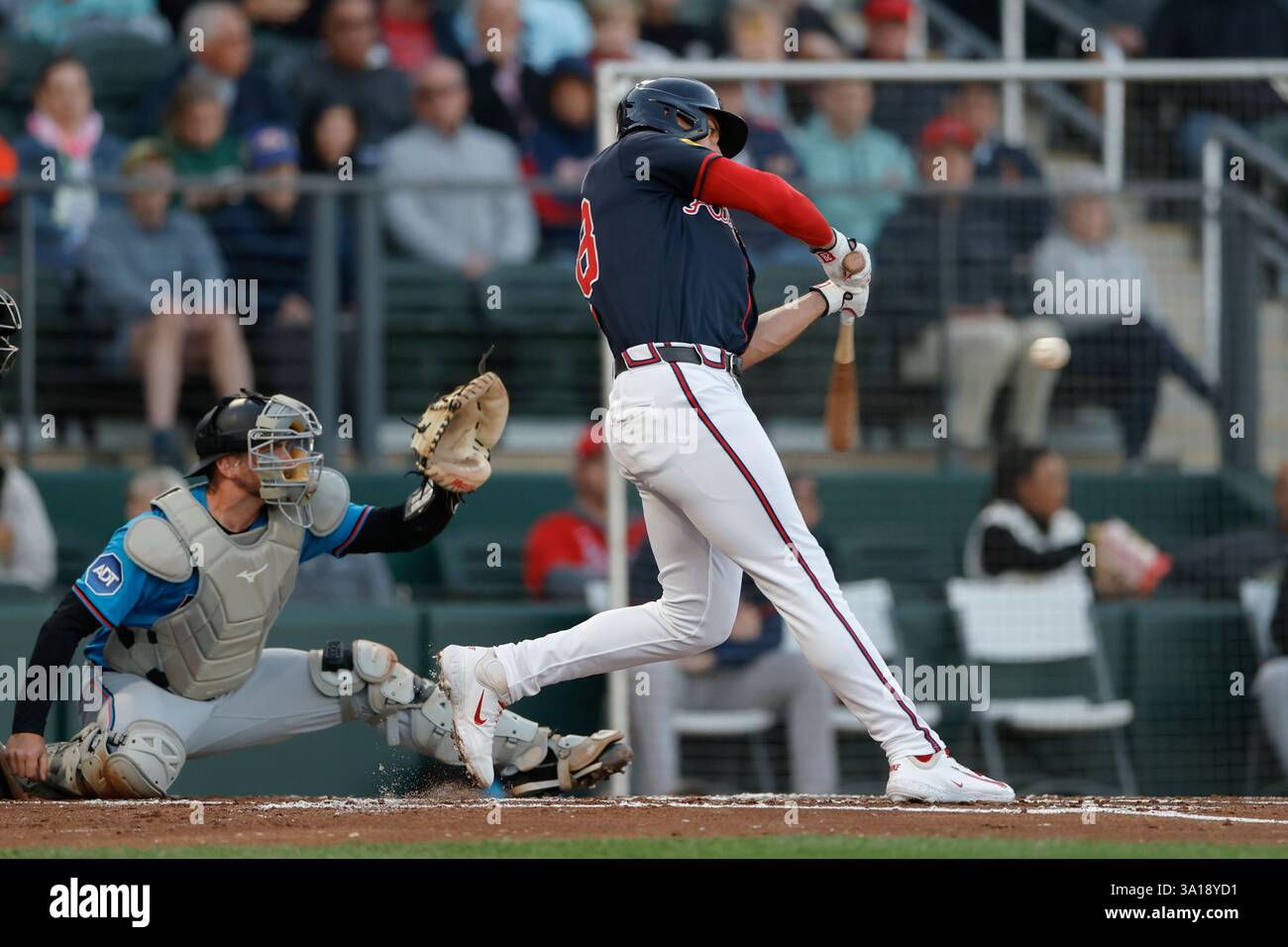 North Port FL USA; la prima base degli Atlanta Braves, Matt Olson (28), si prepara a colpire durante una partita di allenamento primaverile della MLB contro i Miami Marlins al CoolToday Park. I Braves e i Marlins giocarono a un pareggio di 1-1. (Kim Hukari/immagine dello sport) Foto Stock