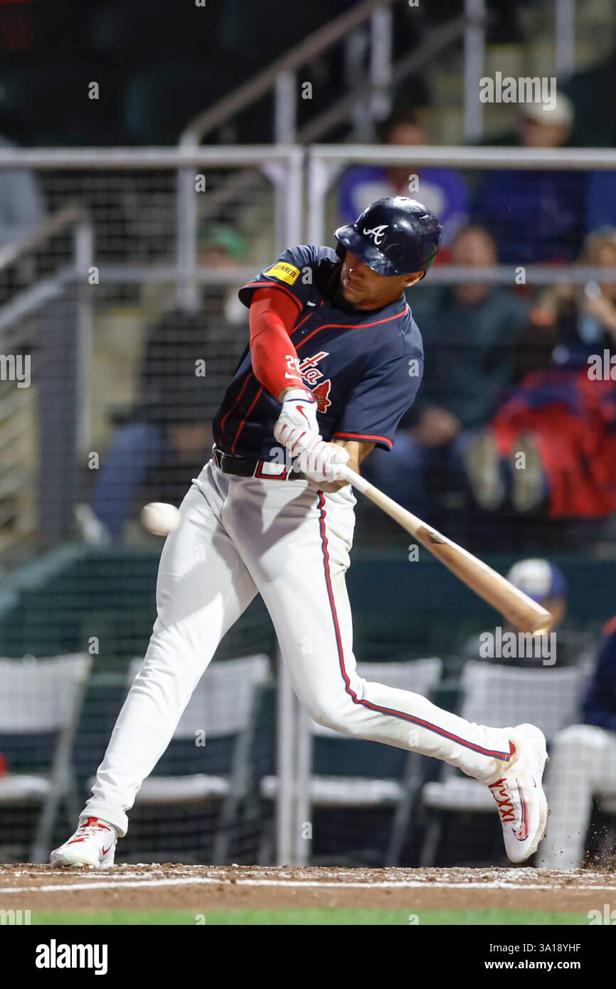 North Port FL USA; l'esterno degli Atlanta Braves Jarred Kelenic (24) vola al centro del campo durante una partita di allenamento primaverile della MLB contro i Miami Marlins al CoolToday Park. I Braves e i Marlins giocarono a un pareggio di 1-1. (Kim Hukari/immagine dello sport) Foto Stock