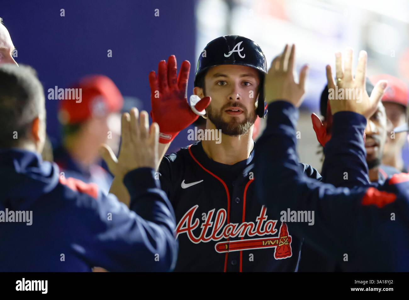 North Port FL USA; la seconda base degli Atlanta Braves, Eli White (36), fa il suo ingresso in casa durante una partita di allenamento primaverile della MLB contro i Miami Marlins al CoolToday Park. I Braves e i Marlins giocarono a un pareggio di 1-1. (Kim Hukari/immagine dello sport) Foto Stock