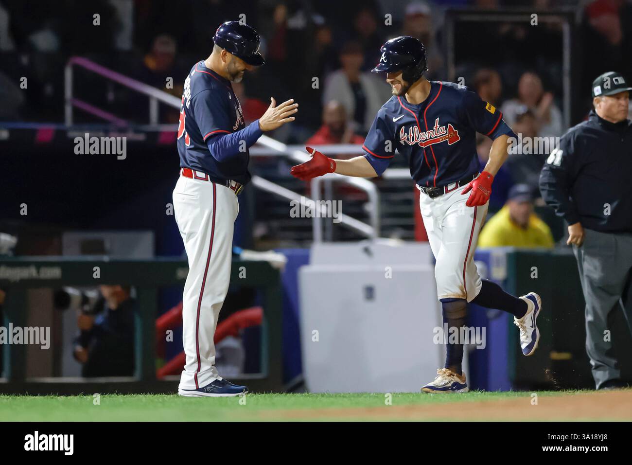North Port FL USA; la seconda base degli Atlanta Braves, Eli White (36), fa il suo ingresso in casa durante una partita di allenamento primaverile della MLB contro i Miami Marlins al CoolToday Park. I Braves e i Marlins giocarono a un pareggio di 1-1. (Kim Hukari/immagine dello sport) Foto Stock