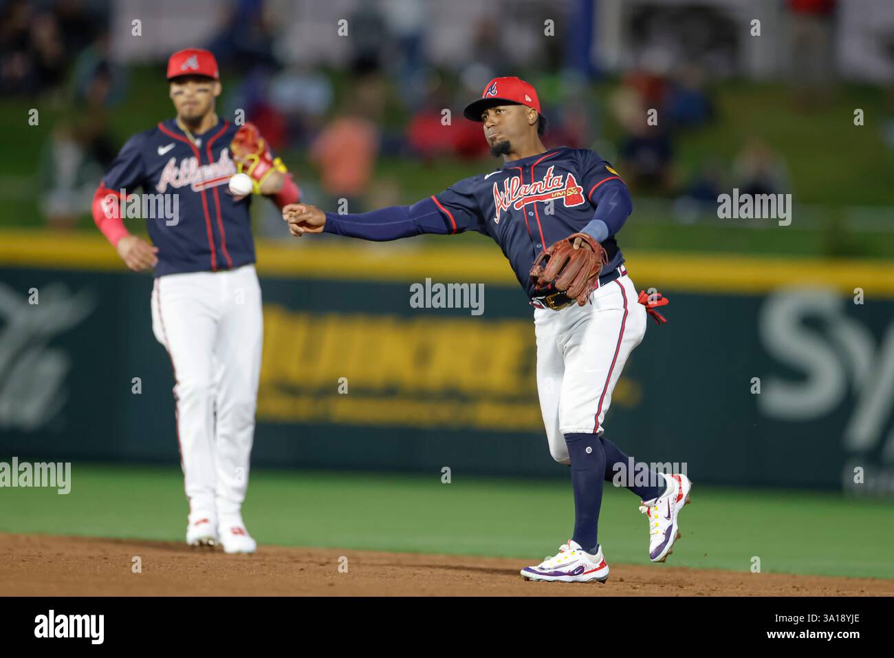 North Port FL USA; B1 getta l'interbase dei Miami Marlins Xavier Edwards (9) alla prima base durante una partita di allenamento primaverile della MLB al CoolToday Park. I Braves e i Marlins giocarono a un pareggio di 1-1. (Kim Hukari/immagine dello sport) Foto Stock