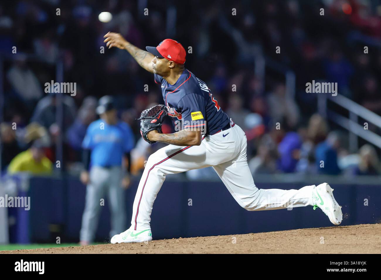 North Port FL USA; il lanciatore degli Atlanta Braves Raisel Iglesias (26) lancia un campo durante una partita di allenamento primaverile della MLB contro i Miami Marlins al CoolToday Park. I Braves e i Marlins giocarono a un pareggio di 1-1. (Kim Hukari/immagine dello sport) Foto Stock