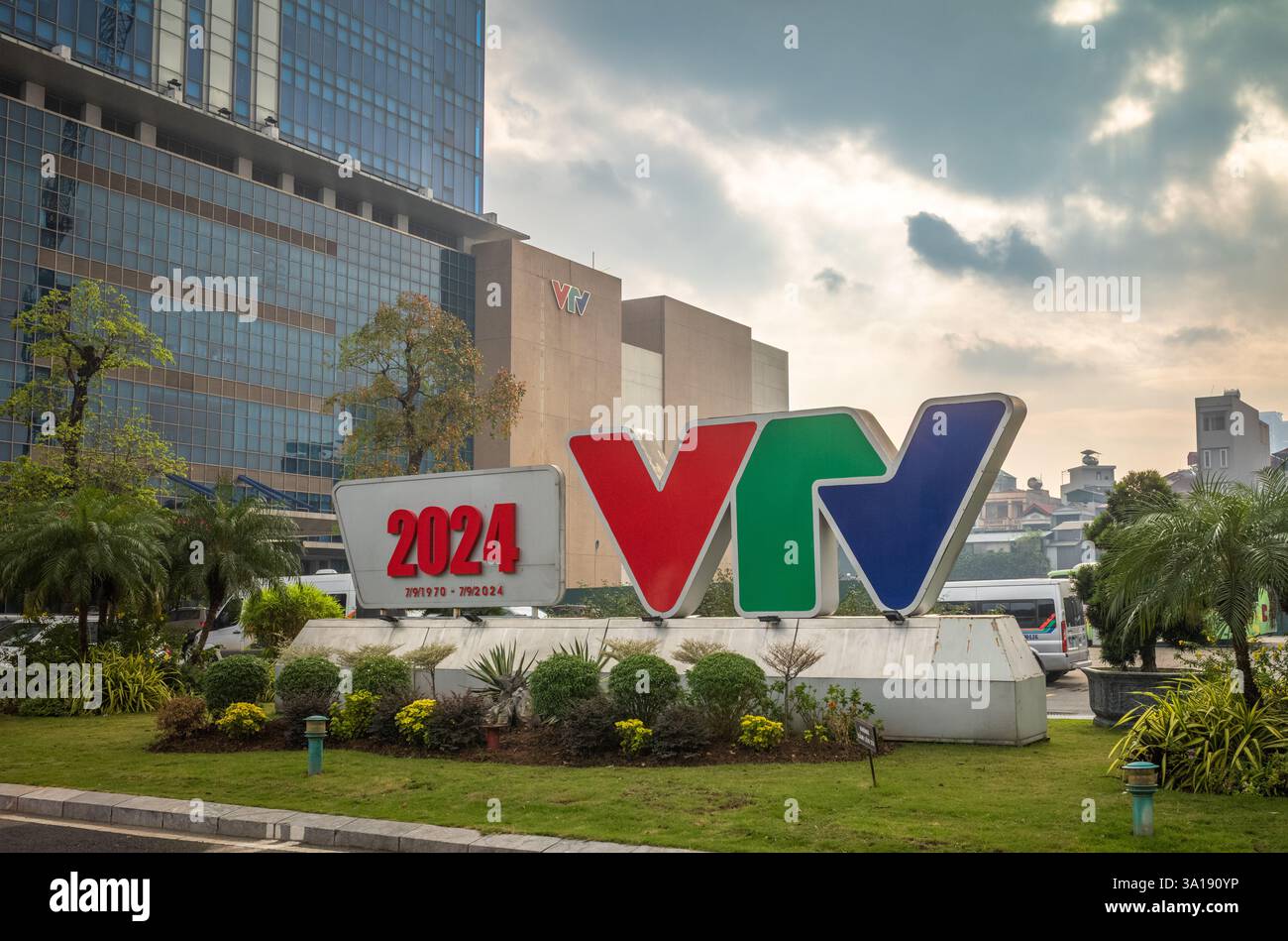 Un grande cartello all'ingresso del quartier generale della televisione del Vietnam che recita "VTV" e mostra la data 2024 per celebrare il 54° anniversario della fondazione del Th Foto Stock