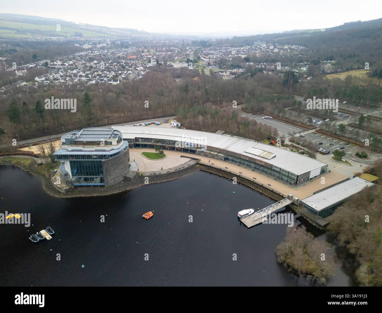 Veduta aerea del parco al dettaglio Loch Lomond Shores, sito del progetto di sviluppo del terreno Flamingo a Balloch, Argyll & Bute, Scozia, Regno Unito Foto Stock Veduta aerea del parco al dettaglio Loch Lomond Shores, sito del progetto di sviluppo del terreno Flamingo a Balloch, Argyll & Bute, Scozia, Regno Unito Foto Stock