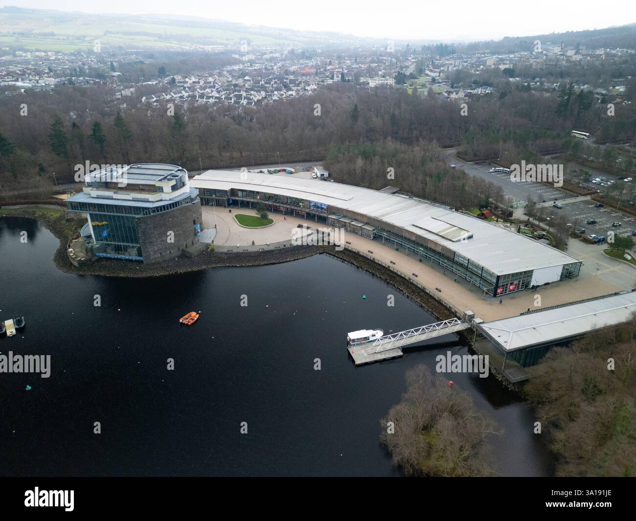 Veduta aerea del parco al dettaglio Loch Lomond Shores, sito del progetto di sviluppo del terreno Flamingo a Balloch, Argyll & Bute, Scozia, Regno Unito Foto Stock Veduta aerea del parco al dettaglio Loch Lomond Shores, sito del progetto di sviluppo del terreno Flamingo a Balloch, Argyll & Bute, Scozia, Regno Unito Foto Stock
