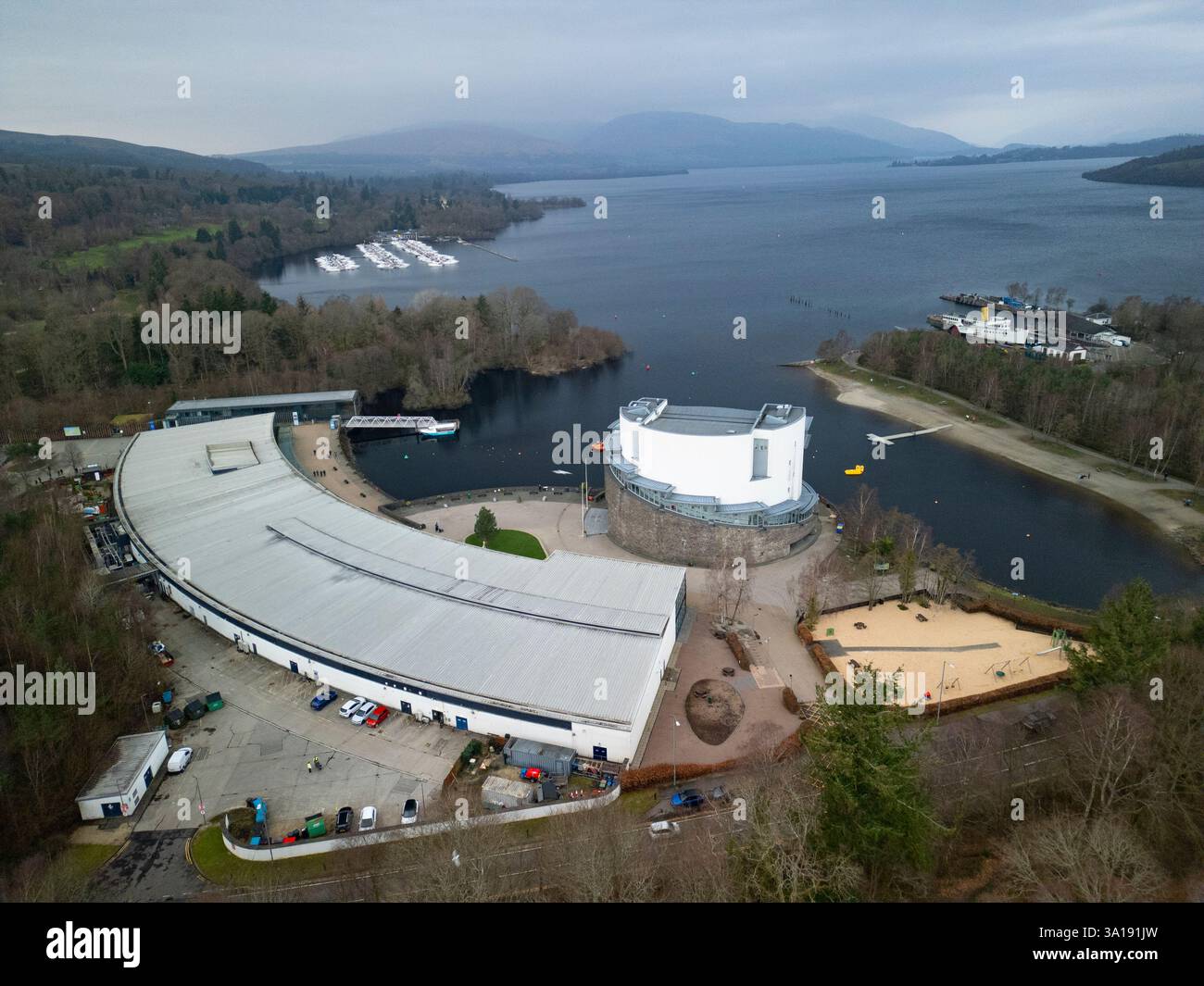 Veduta aerea del parco al dettaglio Loch Lomond Shores, sito del progetto di sviluppo del terreno Flamingo a Balloch, Argyll & Bute, Scozia, Regno Unito Foto Stock Veduta aerea del parco al dettaglio Loch Lomond Shores, sito del progetto di sviluppo del terreno Flamingo a Balloch, Argyll & Bute, Scozia, Regno Unito Foto Stock