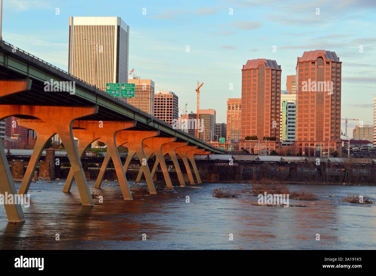 Il ponte autostradale attraversa il fiume James e conduce al centro di Richmond, Virginia Foto Stock