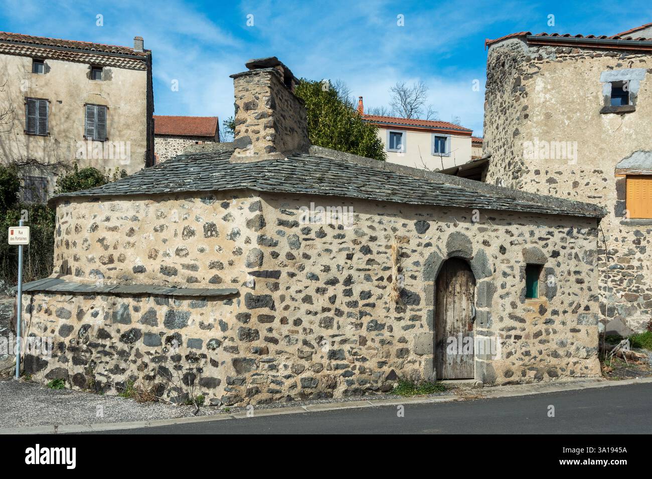 Unico forno per il pane in pietra antico a Ternant-les-Eaux, con architettura tradizionale. Puy de Dome. Alvernia-Rodano-Alpi. Francia Foto Stock