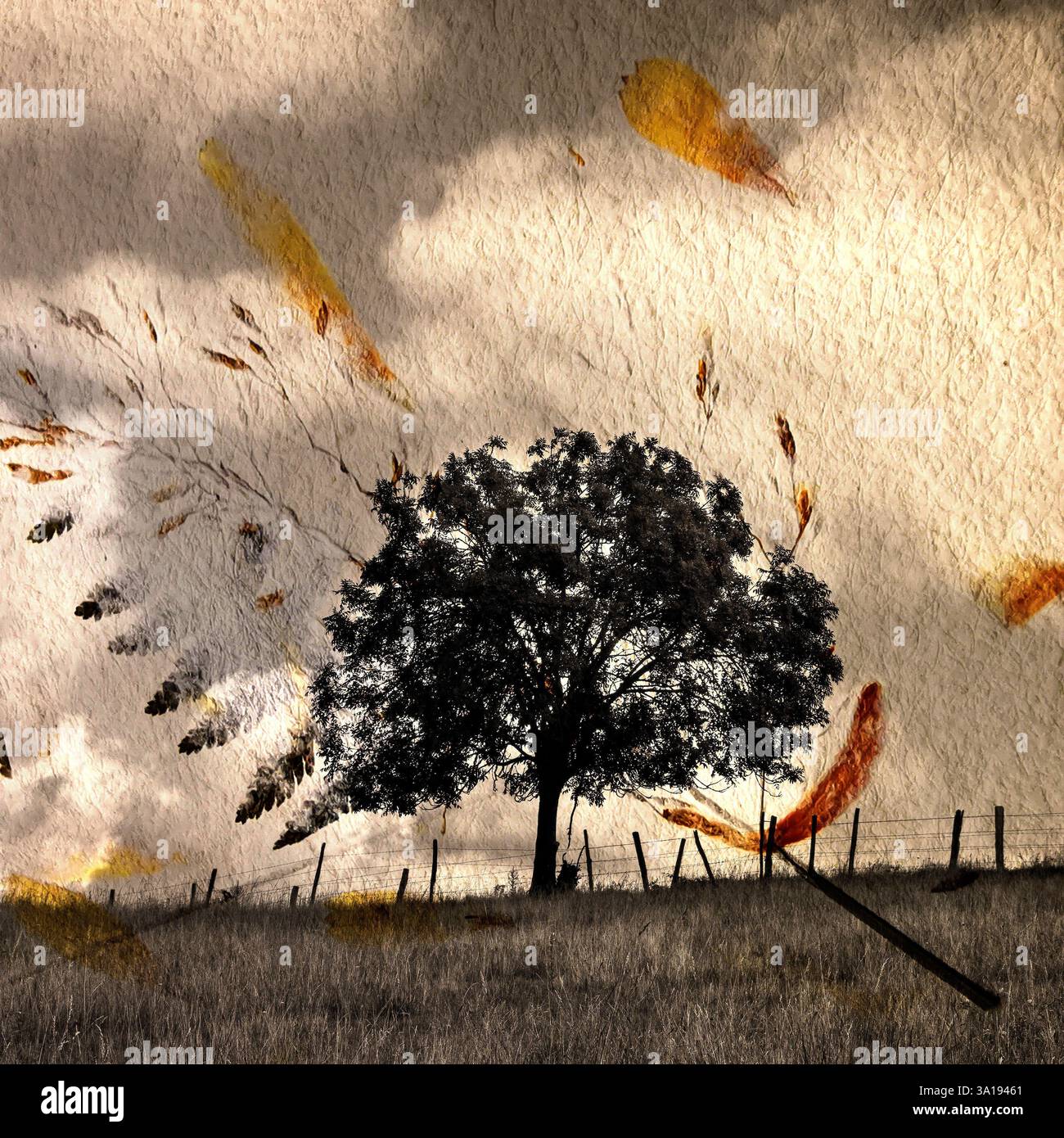 Un albero solitario emerge in un vasto campo, circondato da foglie vorticose sotto un cielo nuvoloso. La scena cattura l'essenza dell'autunno Foto Stock