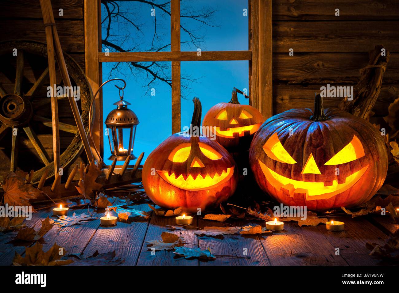 Zucca di Halloween jack testa lanterna con candele accese Foto Stock