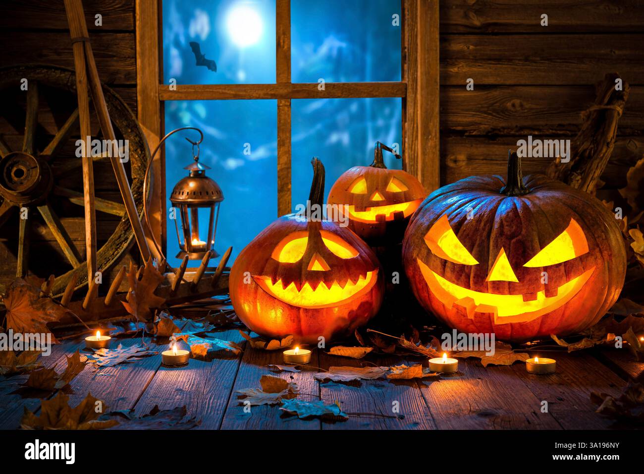 Zucca di Halloween jack testa lanterna con candele accese Foto Stock