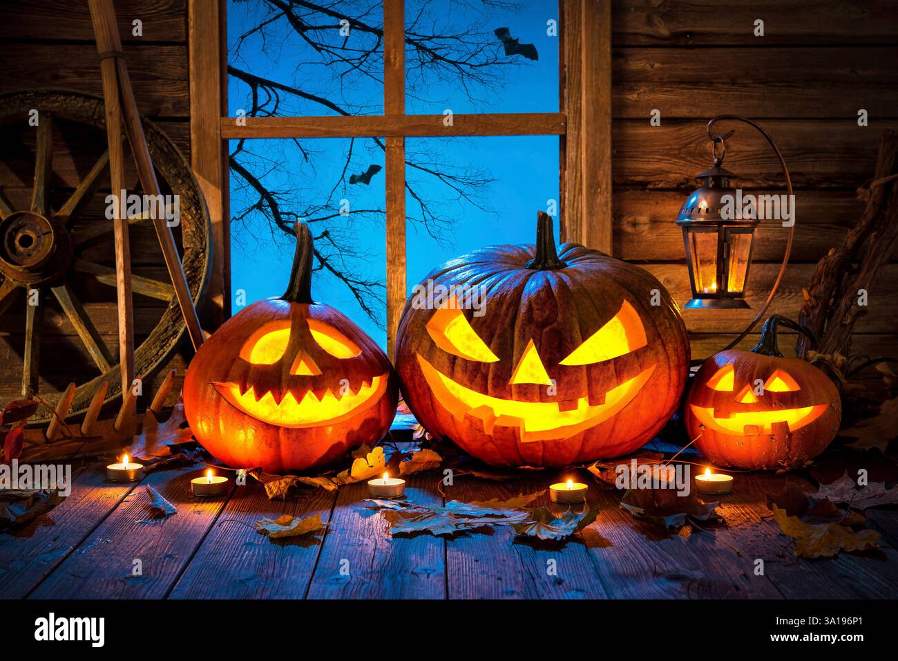 Zucca di Halloween jack testa lanterna con candele accese Foto Stock