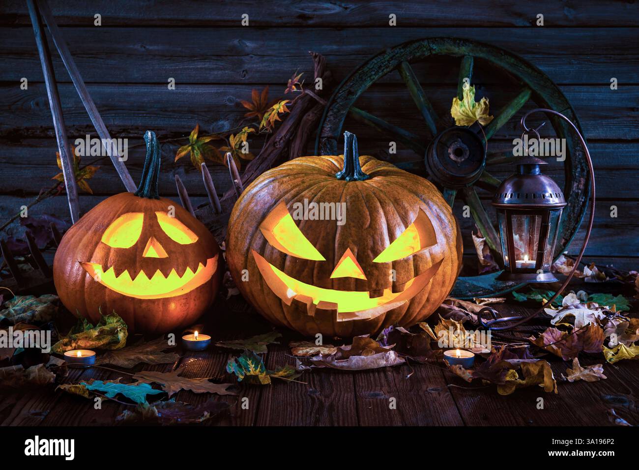 Zucca di Halloween jack testa lanterna con candele accese Foto Stock