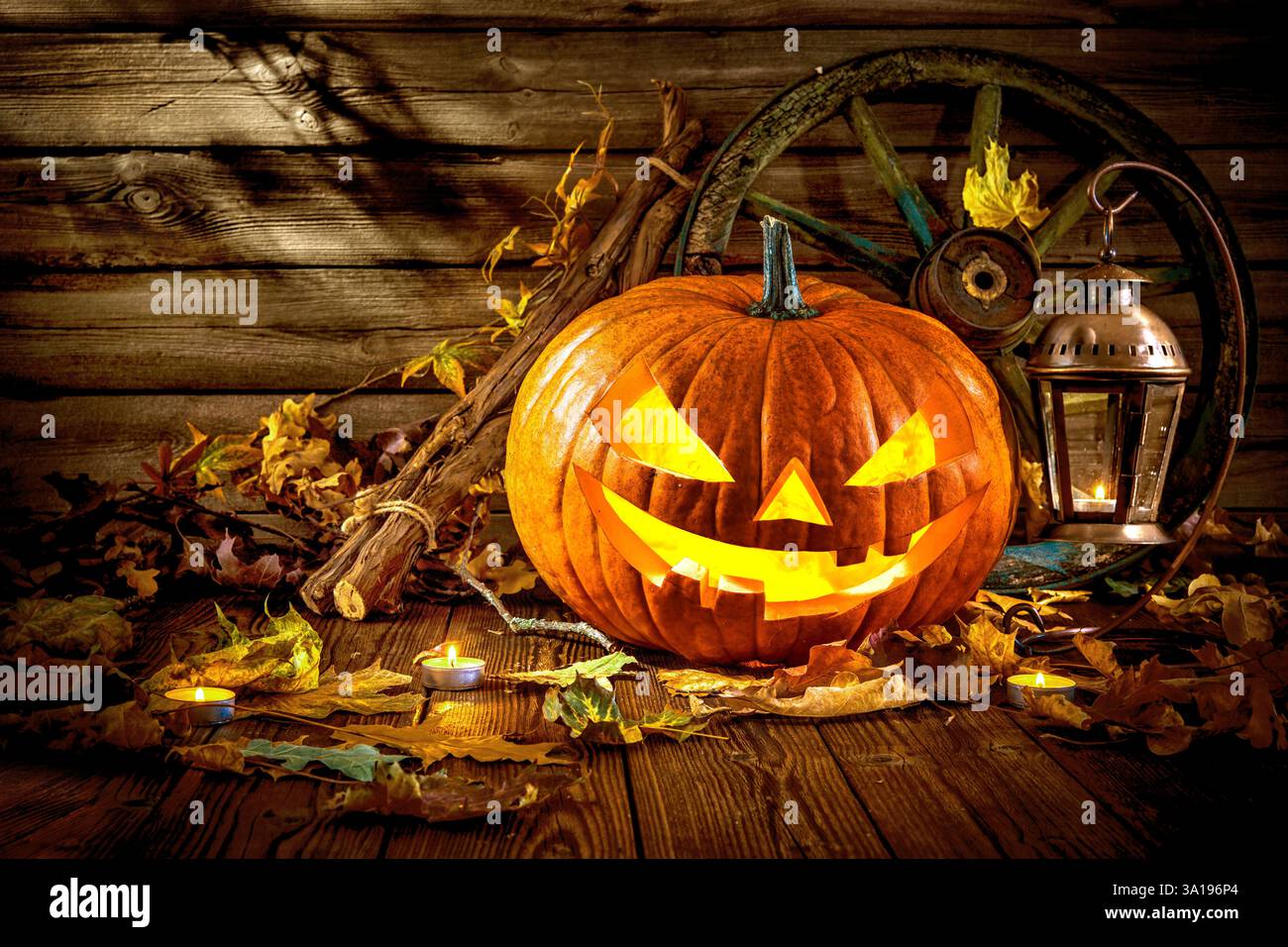 Zucca di Halloween jack testa lanterna con candele accese Foto Stock